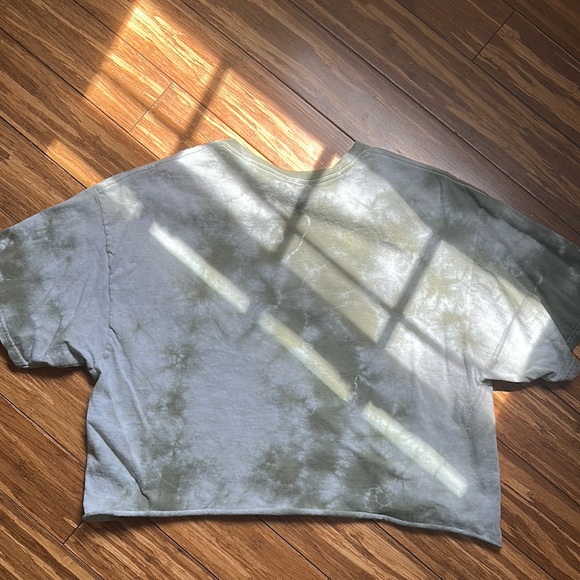 Buckle Gray and Green Short Sleeve Tee with Graphic Design - Picture 3 of 3